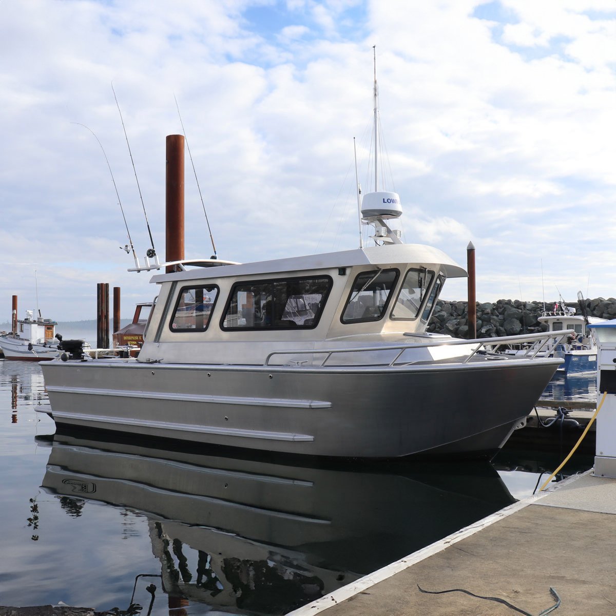 Kinlife Customizable Aluminum Hull Sea Fishing Boat With Outboard Engine Cabin Model for Yachting Enthusiasts